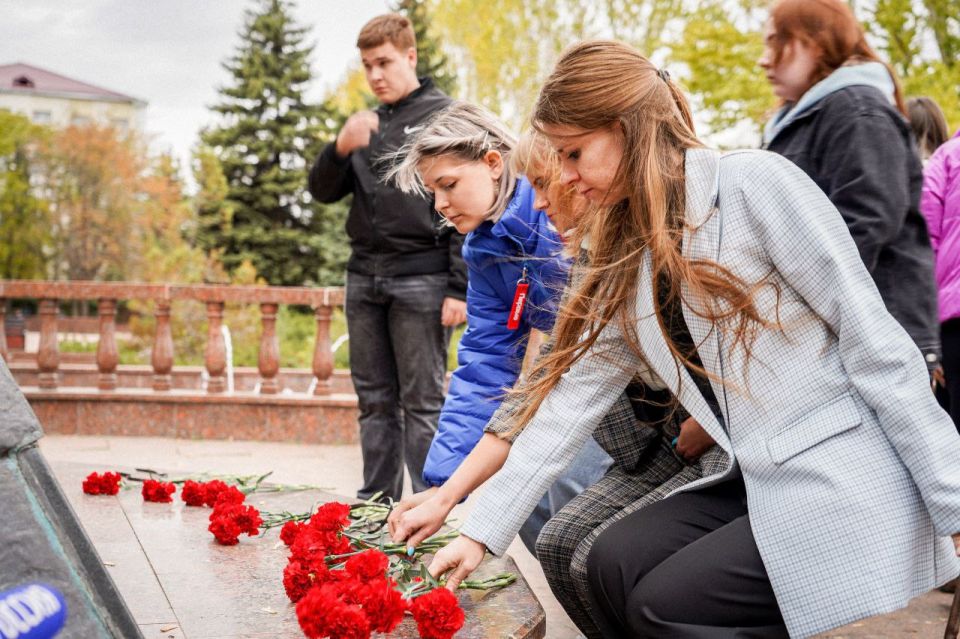 В ознаменование Дня воссоединения сотрудники ГБУ ЛНР «МФЦ» почтили память героев, возложив цветы к монументу «Они отстояли Родину» В ознаменование Дня воссоединения сотрудники ГБУ ЛНР «МФЦ» почтили память героев, возложив цветы к монументу «Они отстояли Родину»