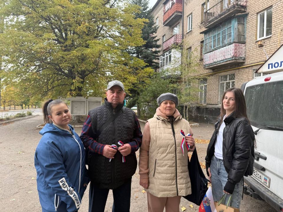 Молодогвардейцы поздравили земляков с историческим днём! Молодогвардейцы поздравили земляков с историческим днём!