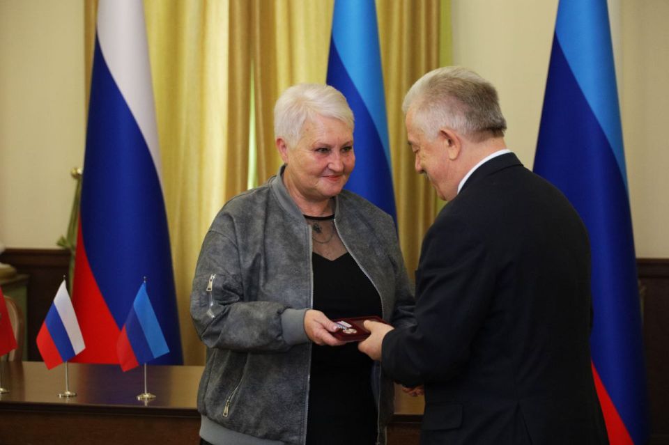 Наталья Шкода вручила награду от имени Главы ЛНР депутату Госдумы Федерального Собрания Российской Федерации Виктору Водолацкому Наталья Шкода вручила награду от имени Главы ЛНР депутату Госдумы Федерального Собрания Российской Федерации Виктору Водолацкому