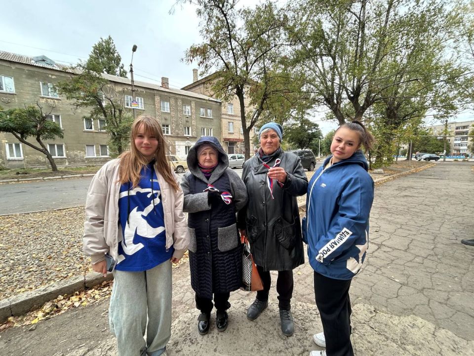 Молодогвардейцы поздравили земляков с историческим днём! Молодогвардейцы поздравили земляков с историческим днём!