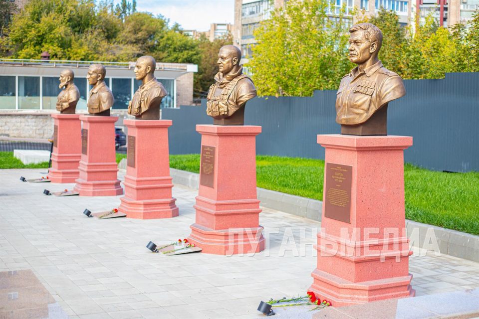 В День воссоединения с Россией общественность Луганска почтила память героев СВО В День воссоединения с Россией общественность Луганска почтила память героев СВО