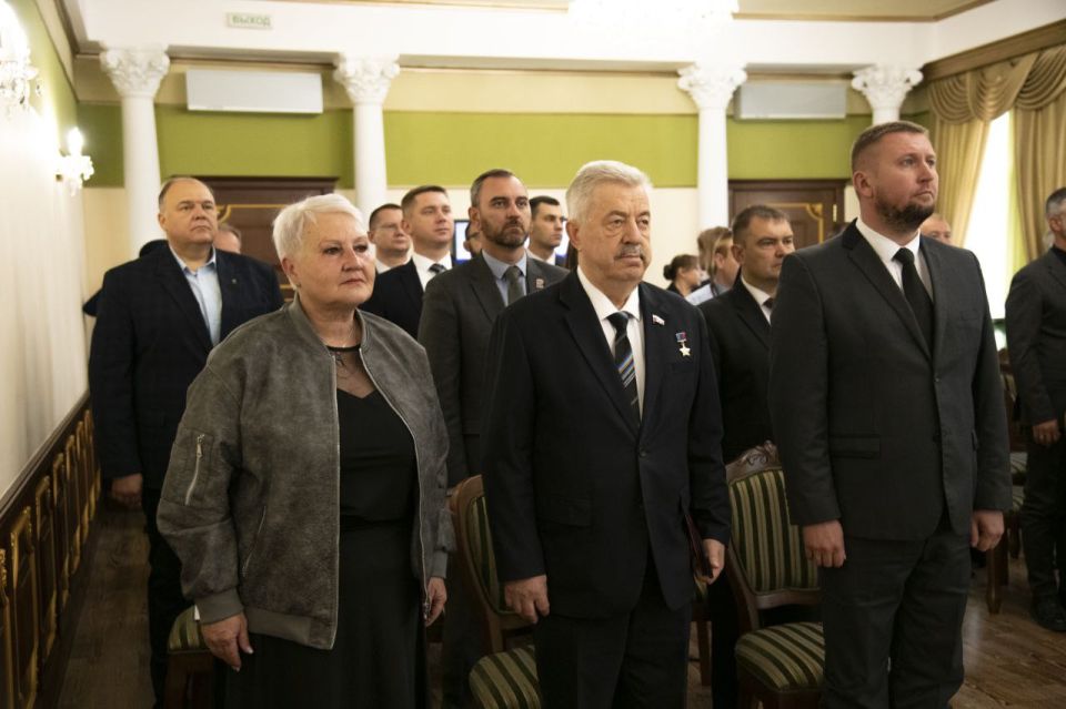 Наталья Шкода вручила награду от имени Главы ЛНР депутату Госдумы Федерального Собрания Российской Федерации Виктору Водолацкому Наталья Шкода вручила награду от имени Главы ЛНР депутату Госдумы Федерального Собрания Российской Федерации Виктору Водолацкому