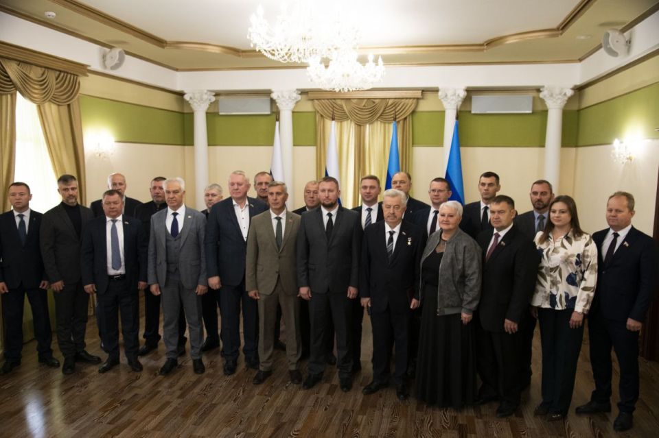 Наталья Шкода вручила награду от имени Главы ЛНР депутату Госдумы Федерального Собрания Российской Федерации Виктору Водолацкому Наталья Шкода вручила награду от имени Главы ЛНР депутату Госдумы Федерального Собрания Российской Федерации Виктору Водолацкому