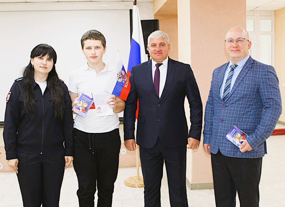 Торжественная выдача первых паспортов Торжественная выдача первых паспортов