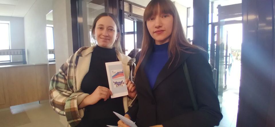 Накануне Дня воссоединения работники МБУ "Станично-Луганский дворец культуры" провели патриотическую акцию вместе с Молодёжным Советом при Администрации Станично-Луганского МО Накануне Дня воссоединения работники МБУ "Станично-Луганский дворец культуры" провели патриотическую акцию вместе с Молодёжным Советом при Администрации Станично-Луганского МО