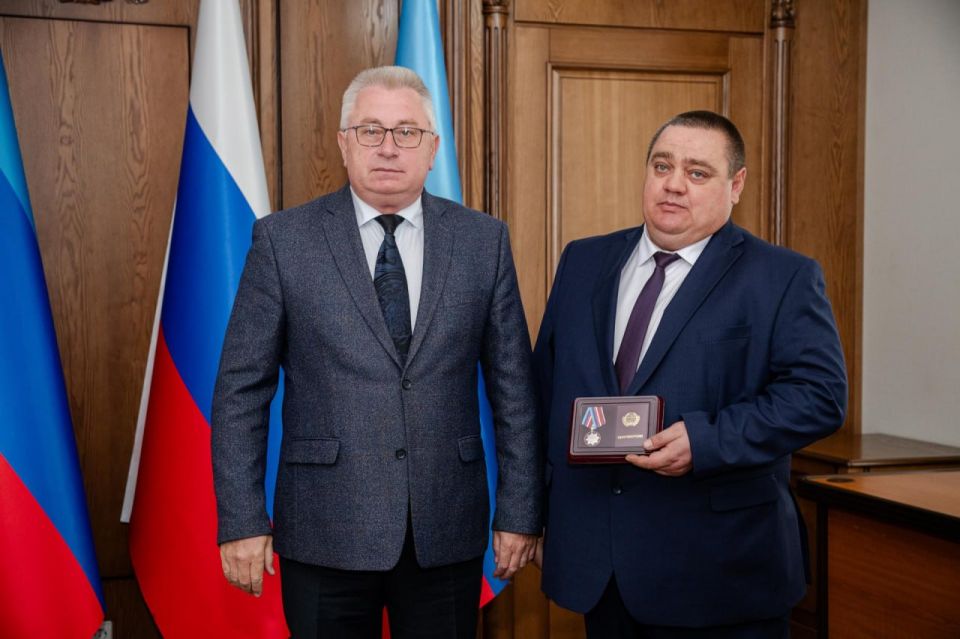 В честь Дня воссоединения с Россией замруководителя АГ ЛНР Олег Черноусов вручил награды от имени Главы республики Леонида Пасечника В честь Дня воссоединения с Россией замруководителя АГ ЛНР Олег Черноусов вручил награды от имени Главы республики Леонида Пасечника