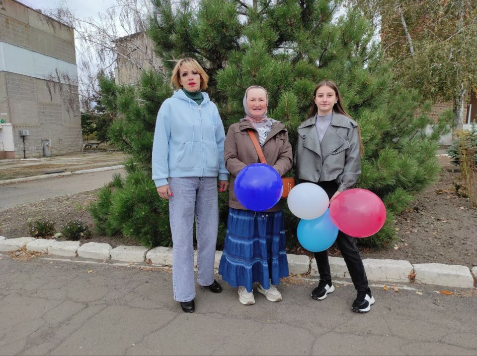 Сотрудники отдела жизнеобеспечения г.Петровское поздравили жителей города с Днём воссоединения Луганской Народной Республики с Российской Федерацией, вручая прохожим на улицах города символические ленточки и воздушные шары... Сотрудники отдела жизнеобеспечения г.Петровское поздравили жителей города с Днём воссоединения Луганской Народной Республики с Российской Федерацией, вручая прохожим на улицах города символические ленточки и воздушные шары...