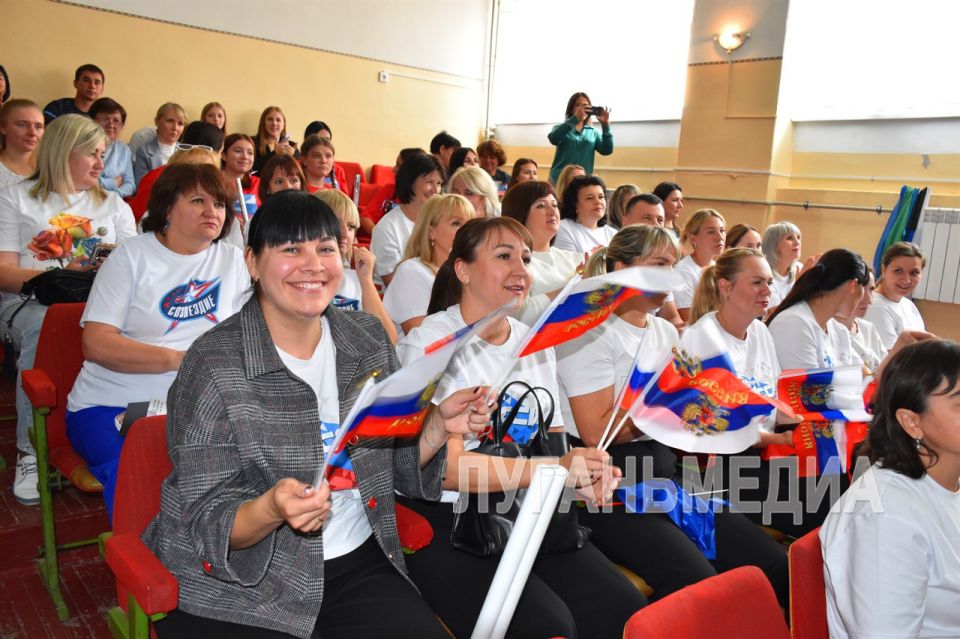 В честь трехлетия со дня воссоединения нашей республики с Россией в Красном Луче состоялся городской конкурс «Одна страна – одно будущее» В честь трехлетия со дня воссоединения нашей республики с Россией в Красном Луче состоялся городской конкурс «Одна страна – одно будущее»