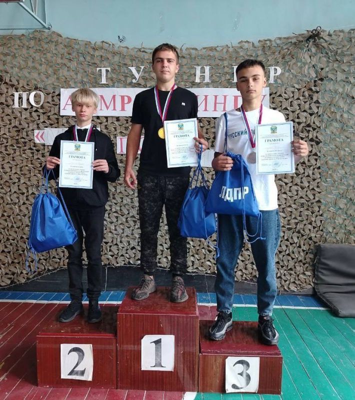 СПОРТ ОБЪЕДИНЯЕТ!. В Первомайском колледже при поддержке активистов ЛДПР и депутатов Совета округа Игоря Кишкинова и Владимира Биляныча прошла спортивная спартакиада, приуроченная ко Дню воссоединения с Россией СПОРТ ОБЪЕДИНЯЕТ!. В Первомайском колледже при поддержке активистов ЛДПР и депутатов Совета округа Игоря Кишкинова и Владимира Биляныча прошла спортивная спартакиада, приуроченная ко Дню воссоединения с Россией