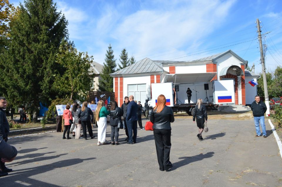 В центре Белокуракинского округа состоялся яркий концерт выездного автоклуба, приуроченный ко Дню воссоединения Луганской Народной Республики с Российской Федерацией В центре Белокуракинского округа состоялся яркий концерт выездного автоклуба, приуроченный ко Дню воссоединения Луганской Народной Республики с Российской Федерацией