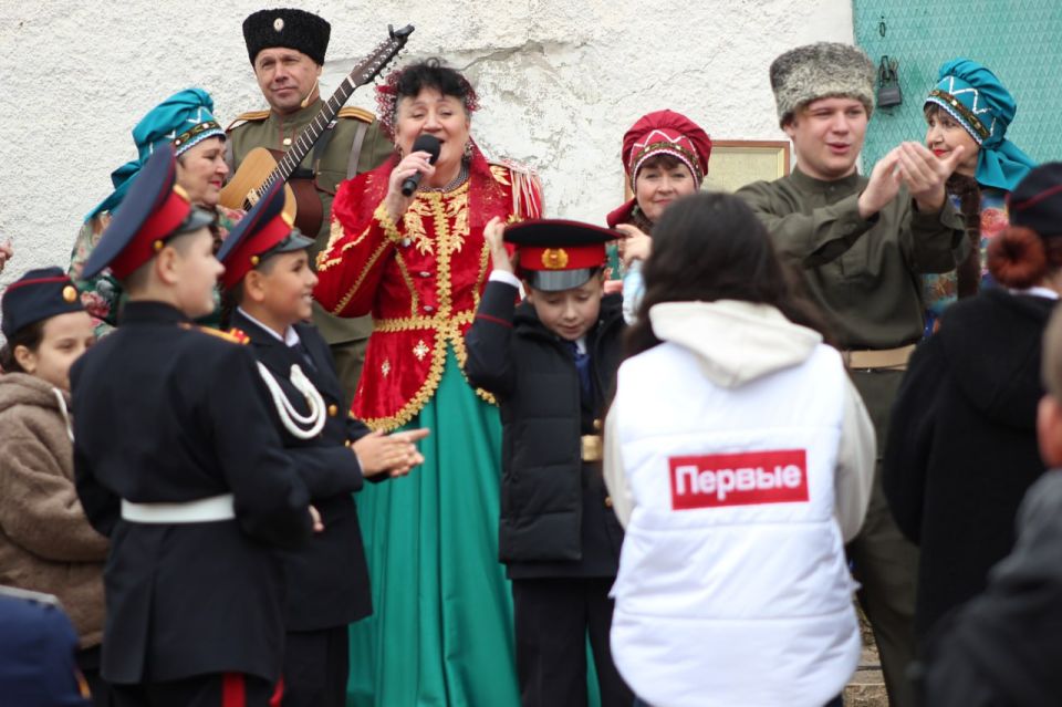 Сергей Козенко: Сегодня в Краснодоне состоялось еще одно яркое и символичное мероприятие «Казачье подворье», посвященное сразу двум важным событиям — третьей годовщине воссоединения Луганской Народной Республики с Российской... Сергей Козенко: Сегодня в Краснодоне состоялось еще одно яркое и символичное мероприятие «Казачье подворье», посвященное сразу двум важным событиям — третьей годовщине воссоединения Луганской Народной Республики с Российской...