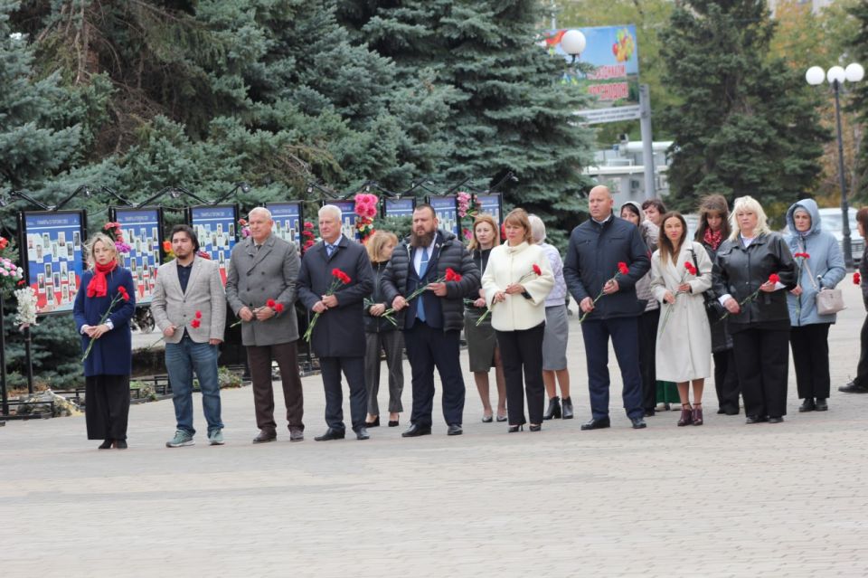 Сергей Козенко: Сегодня, в 83ю годовщину образования подпольной молодежной организации «Молодая гвардия» участники Почетной Вахты Памяти Пост №1 города Краснодона заступили в почетный караул у мемориального комплекса, чтобы... Сергей Козенко: Сегодня, в 83ю годовщину образования подпольной молодежной организации «Молодая гвардия» участники Почетной Вахты Памяти Пост №1 города Краснодона заступили в почетный караул у мемориального комплекса, чтобы...