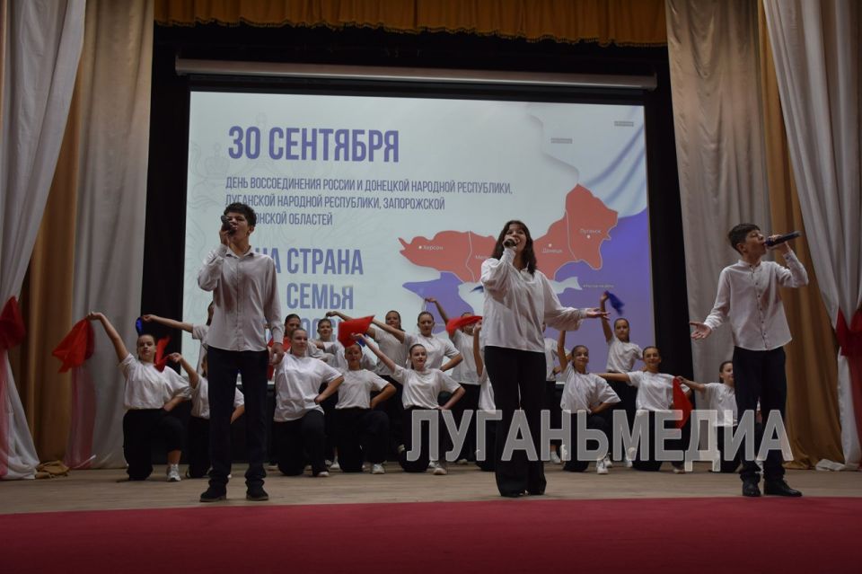 В Перевальске состоялся праздничный концерт, приуроченный ко Дню воссоединения с Российской Федерацией В Перевальске состоялся праздничный концерт, приуроченный ко Дню воссоединения с Российской Федерацией