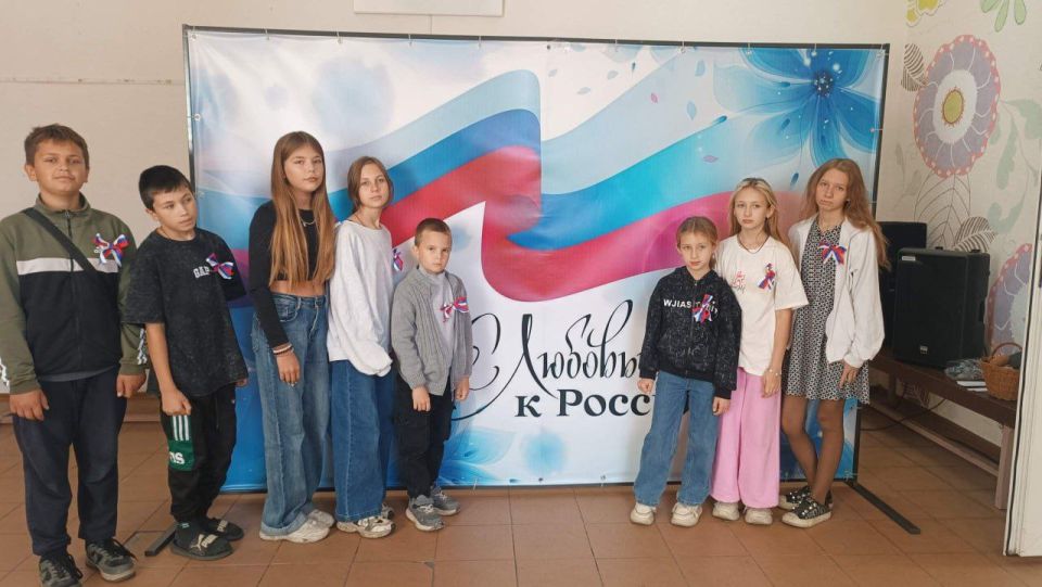 30 сентября в День воссоединения Луганской Народной Республики с Российской Федерацией Пролетарский Дом культуры провел патриотическую акцию «С Россией в сердце» 30 сентября в День воссоединения Луганской Народной Республики с Российской Федерацией Пролетарский Дом культуры провел патриотическую акцию «С Россией в сердце»