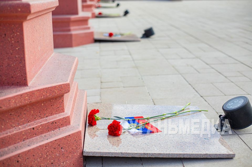 В День воссоединения с Россией общественность Луганска почтила память героев СВО В День воссоединения с Россией общественность Луганска почтила память героев СВО