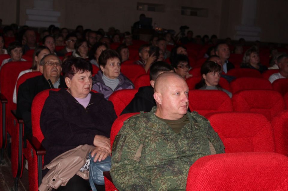 Зал Дворца Культуры был наполнен искренними эмоциями: звучали слова благодарности защитникам, ощущалась радость и вера в общее будущее Зал Дворца Культуры был наполнен искренними эмоциями: звучали слова благодарности защитникам, ощущалась радость и вера в общее будущее