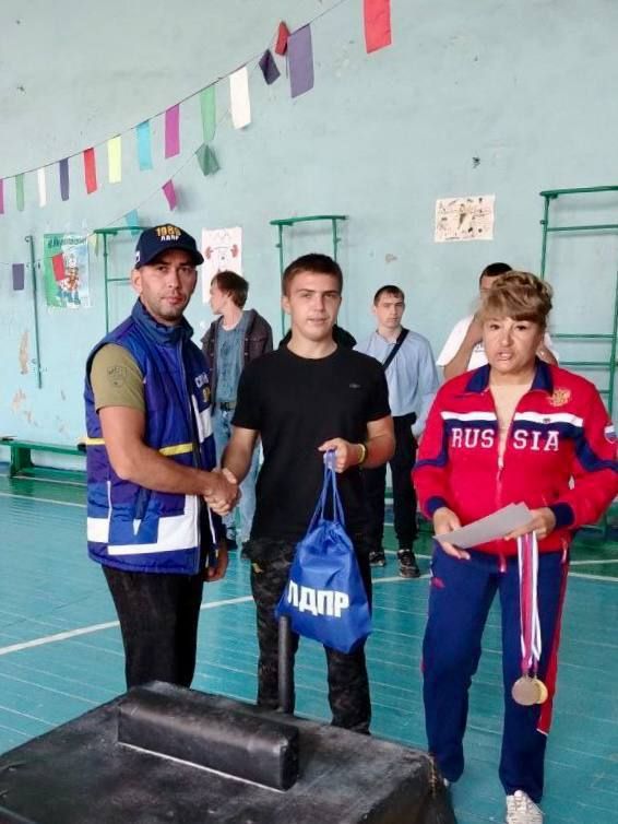 СПОРТ ОБЪЕДИНЯЕТ!. В Первомайском колледже при поддержке активистов ЛДПР и депутатов Совета округа Игоря Кишкинова и Владимира Биляныча прошла спортивная спартакиада, приуроченная ко Дню воссоединения с Россией СПОРТ ОБЪЕДИНЯЕТ!. В Первомайском колледже при поддержке активистов ЛДПР и депутатов Совета округа Игоря Кишкинова и Владимира Биляныча прошла спортивная спартакиада, приуроченная ко Дню воссоединения с Россией