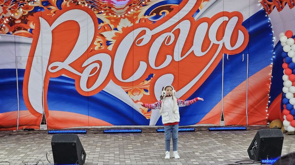 Светлана Гребенькова: Концерт в честь праздника. Ярким концертом на обновлённой центральной площади Алчевска отметили сегодня День воссоединения с Россией Светлана Гребенькова: Концерт в честь праздника. Ярким концертом на обновлённой центральной площади Алчевска отметили сегодня День воссоединения с Россией