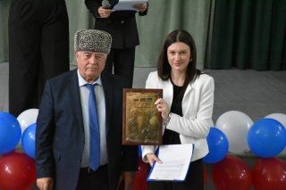 Новая школа: Краснолучской школе № 4 присвоено имя генерал-майора авиации Канамата Боташева Новая школа: Краснолучской школе № 4 присвоено имя генерал-майора авиации Канамата Боташева