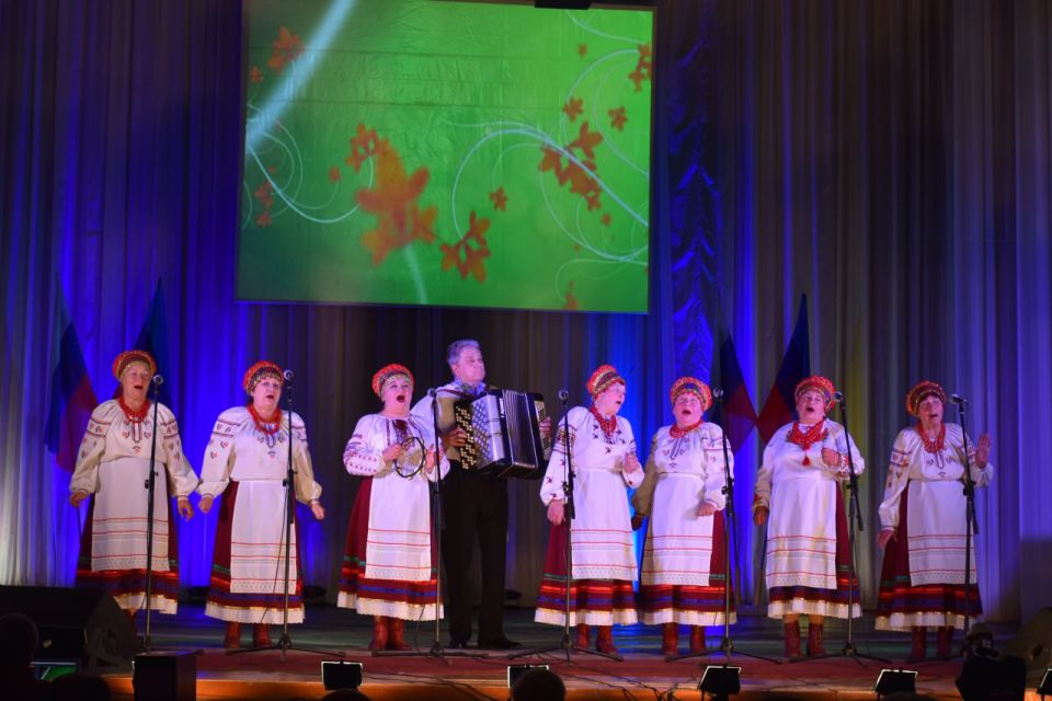 Зал Дворца Культуры был наполнен искренними эмоциями: звучали слова благодарности защитникам, ощущалась радость и вера в общее будущее Зал Дворца Культуры был наполнен искренними эмоциями: звучали слова благодарности защитникам, ощущалась радость и вера в общее будущее