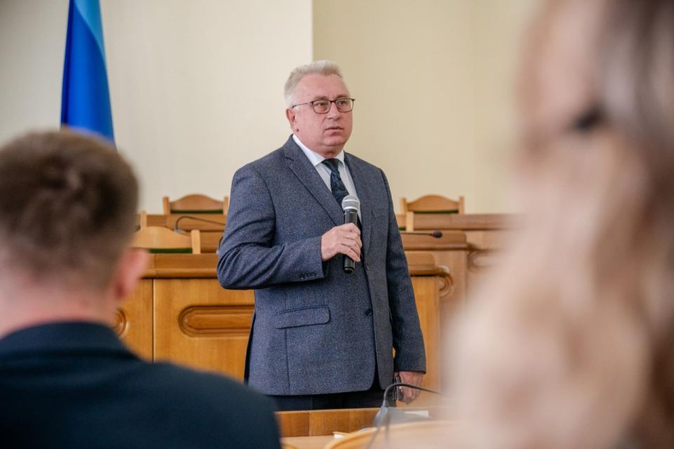 В честь Дня воссоединения с Россией замруководителя АГ ЛНР Олег Черноусов вручил награды от имени Главы республики Леонида Пасечника В честь Дня воссоединения с Россией замруководителя АГ ЛНР Олег Черноусов вручил награды от имени Главы республики Леонида Пасечника