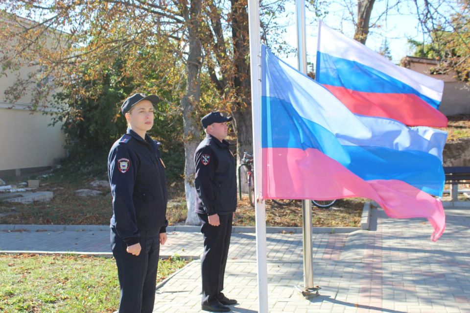 Виталий Коваленко: Сегодня, на площади возле Беловодского районного дома культуры состоялся торжественный митинг, посвященный третей годовщине воссоединения Луганской и Донецкой Народных Республик, Херсонской и Запорожской... Виталий Коваленко: Сегодня, на площади возле Беловодского районного дома культуры состоялся торжественный митинг, посвященный третей годовщине воссоединения Луганской и Донецкой Народных Республик, Херсонской и Запорожской...