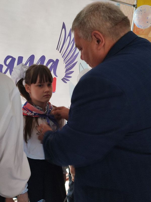 В рамках партийного проекта «Новая школа» и концепции воспитательной работы «Луганский характер» в Красном Луче прошли торжественные церемонии посвящения первоклассников в ряды орлят-сентябрят в В рамках партийного проекта «Новая школа» и концепции воспитательной работы «Луганский характер» в Красном Луче прошли торжественные церемонии посвящения первоклассников в ряды орлят-сентябрят в