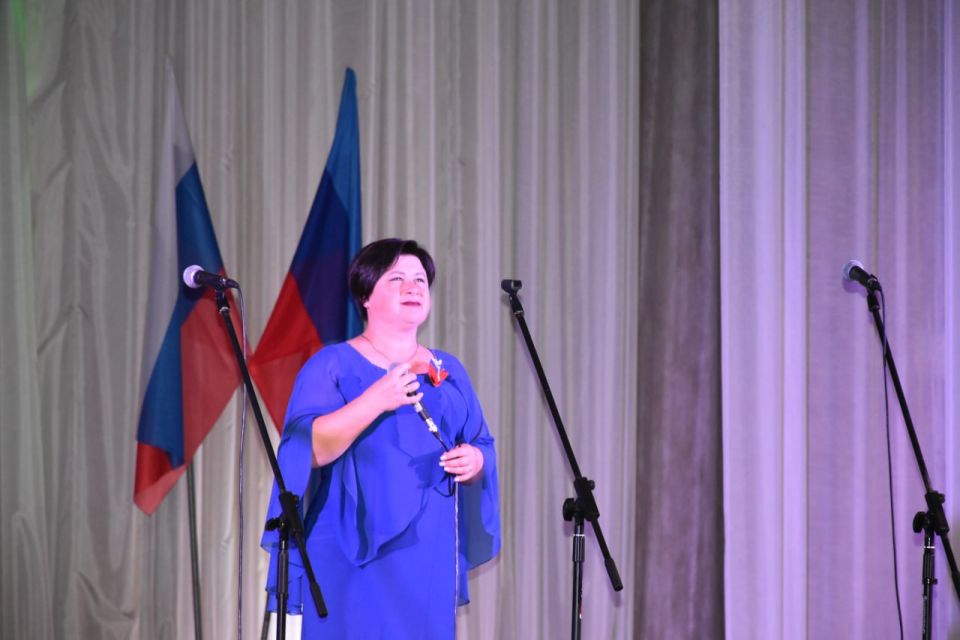 Зал Дворца Культуры был наполнен искренними эмоциями: звучали слова благодарности защитникам, ощущалась радость и вера в общее будущее Зал Дворца Культуры был наполнен искренними эмоциями: звучали слова благодарности защитникам, ощущалась радость и вера в общее будущее
