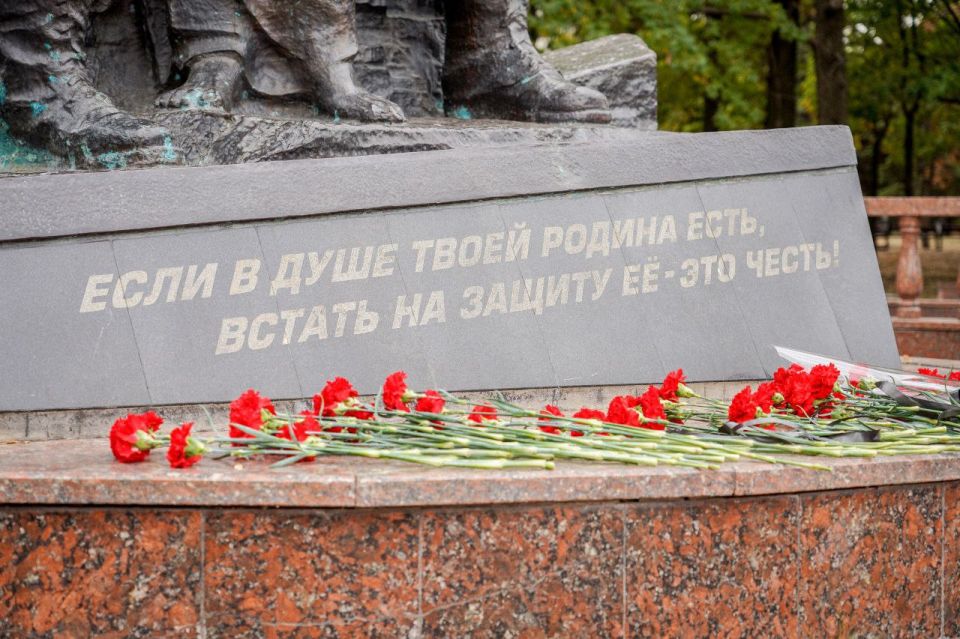 В ознаменование Дня воссоединения сотрудники ГБУ ЛНР «МФЦ» почтили память героев, возложив цветы к монументу «Они отстояли Родину» В ознаменование Дня воссоединения сотрудники ГБУ ЛНР «МФЦ» почтили память героев, возложив цветы к монументу «Они отстояли Родину»