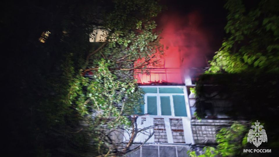 Спасатели эвакуировали четырех человек на пожаре в Рубежном Спасатели эвакуировали четырех человек на пожаре в Рубежном