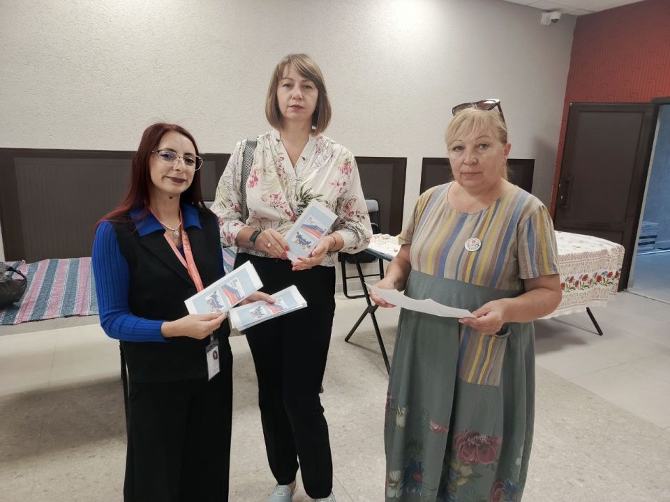Накануне Дня воссоединения работники МБУ "Станично-Луганский дворец культуры" провели патриотическую акцию вместе с Молодёжным Советом при Администрации Станично-Луганского МО Накануне Дня воссоединения работники МБУ "Станично-Луганский дворец культуры" провели патриотическую акцию вместе с Молодёжным Советом при Администрации Станично-Луганского МО