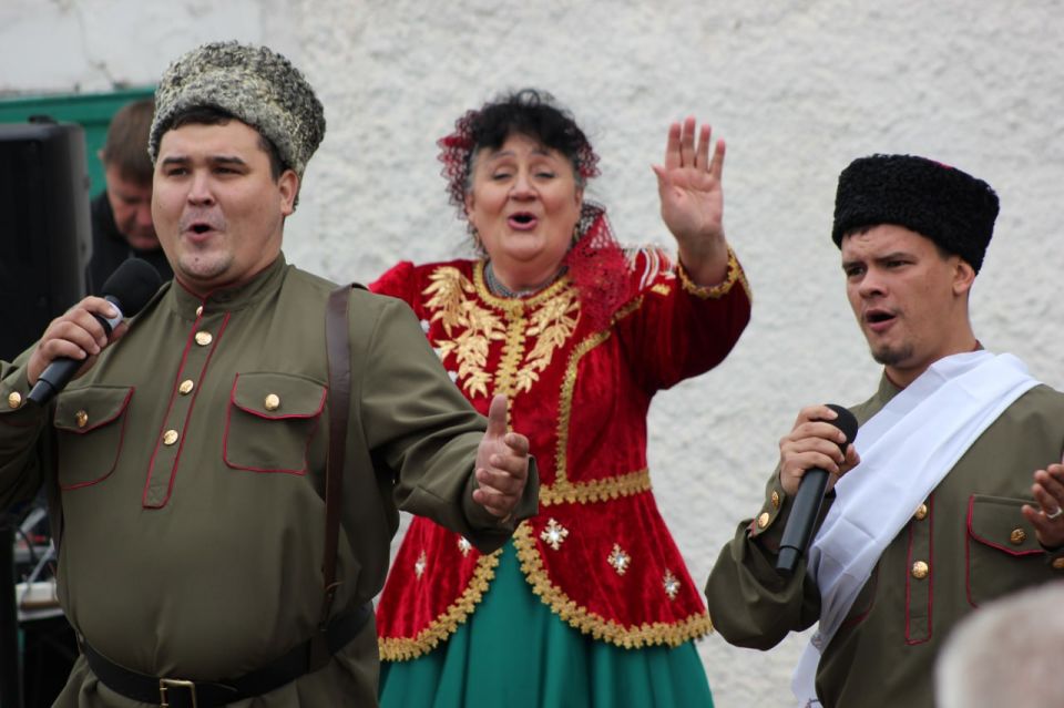 Делимся атмосферой праздника! Настоящий казачий дух — в звонких песнях, задорных танцах, ярких костюмах Делимся атмосферой праздника! Настоящий казачий дух — в звонких песнях, задорных танцах, ярких костюмах