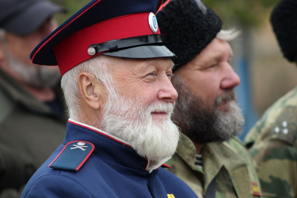 Делимся атмосферой праздника! Настоящий казачий дух — в звонких песнях, задорных танцах, ярких костюмах Делимся атмосферой праздника! Настоящий казачий дух — в звонких песнях, задорных танцах, ярких костюмах
