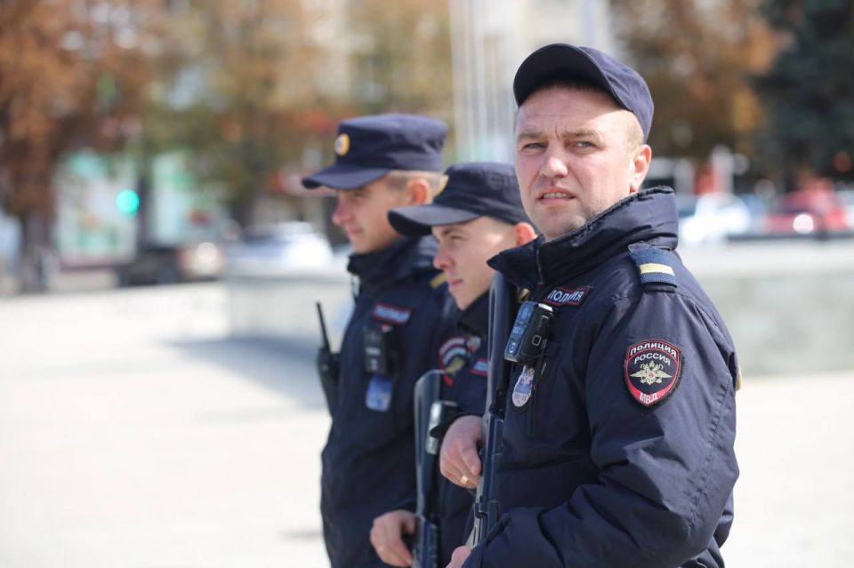 Около двухсот полицейских Республики несут сегодня службу в усиленном режиме на улицах городов и районов в составе патрулей Около двухсот полицейских Республики несут сегодня службу в усиленном режиме на улицах городов и районов в составе патрулей