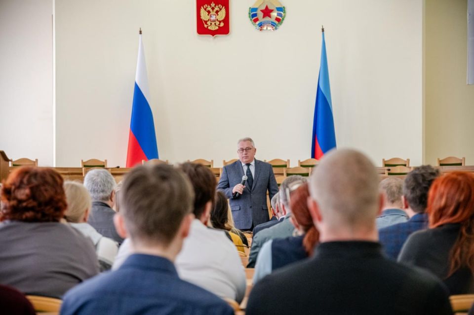 В честь Дня воссоединения с Россией замруководителя АГ ЛНР Олег Черноусов вручил награды от имени Главы республики Леонида Пасечника В честь Дня воссоединения с Россией замруководителя АГ ЛНР Олег Черноусов вручил награды от имени Главы республики Леонида Пасечника