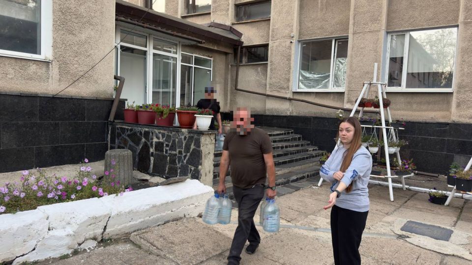 Zа Победу: Антрацитовские единороссы передали гуманитарную помощь бойцам в зону СВО Zа Победу: Антрацитовские единороссы передали гуманитарную помощь бойцам в зону СВО