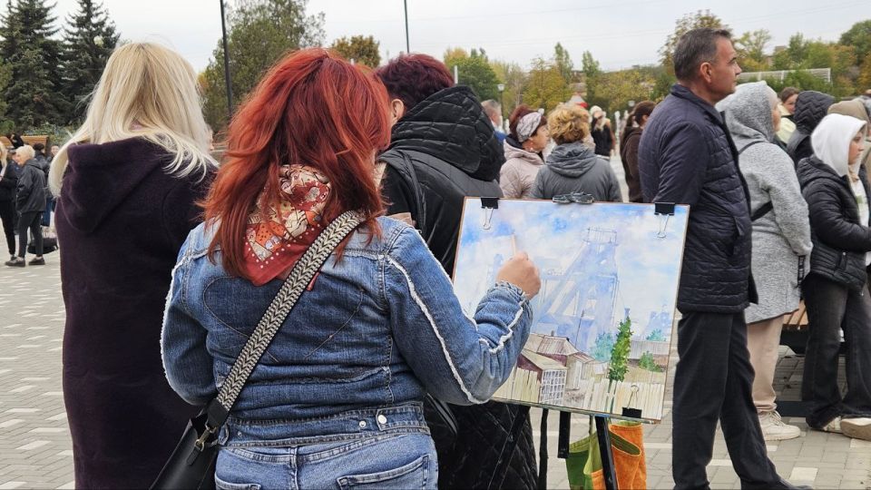 Светлана Гребенькова: Концерт в честь праздника. Ярким концертом на обновлённой центральной площади Алчевска отметили сегодня День воссоединения с Россией Светлана Гребенькова: Концерт в честь праздника. Ярким концертом на обновлённой центральной площади Алчевска отметили сегодня День воссоединения с Россией