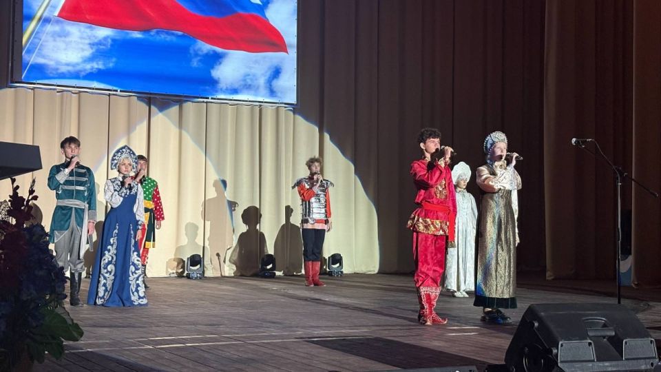 Торжественное мероприятие, посвященное Дню воссоединения с Российской Федерацией, прошло в большом концертном зале ДК им.В.И. Ленина в преддверии праздника Торжественное мероприятие, посвященное Дню воссоединения с Российской Федерацией, прошло в большом концертном зале ДК им.В.И. Ленина в преддверии праздника