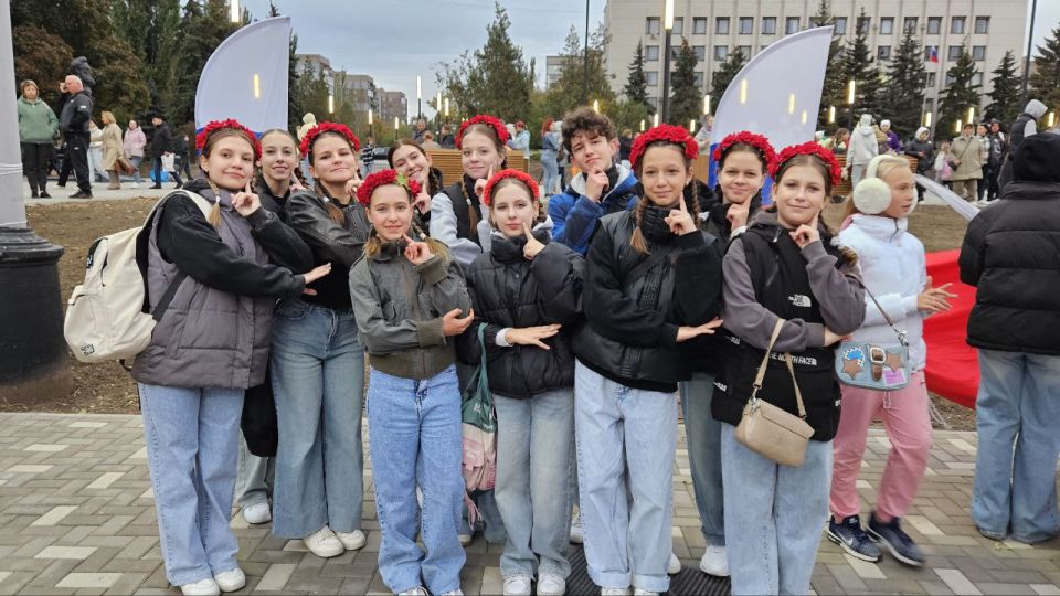 Светлана Гребенькова: Концерт в честь праздника. Ярким концертом на обновлённой центральной площади Алчевска отметили сегодня День воссоединения с Россией Светлана Гребенькова: Концерт в честь праздника. Ярким концертом на обновлённой центральной площади Алчевска отметили сегодня День воссоединения с Россией