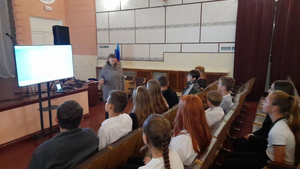 "Одна страна – одно будущее" под таким названием прошел час информации в Доме культуры им. Шевченко мкр. Алмазный "Одна страна – одно будущее" под таким названием прошел час информации в Доме культуры им. Шевченко мкр. Алмазный