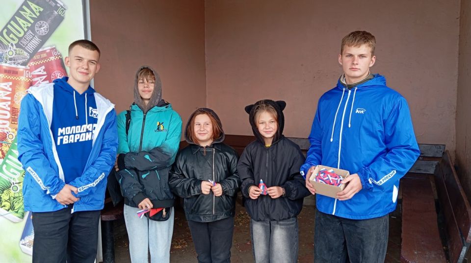 Молодогвардейцы поздравили земляков с историческим днём! Молодогвардейцы поздравили земляков с историческим днём!