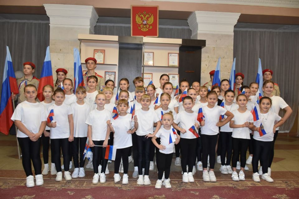 Зал Дворца Культуры был наполнен искренними эмоциями: звучали слова благодарности защитникам, ощущалась радость и вера в общее будущее Зал Дворца Культуры был наполнен искренними эмоциями: звучали слова благодарности защитникам, ощущалась радость и вера в общее будущее
