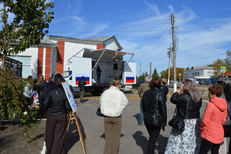 В центре Белокуракинского округа состоялся яркий концерт выездного автоклуба, приуроченный ко Дню воссоединения Луганской Народной Республики с Российской Федерацией В центре Белокуракинского округа состоялся яркий концерт выездного автоклуба, приуроченный ко Дню воссоединения Луганской Народной Республики с Российской Федерацией