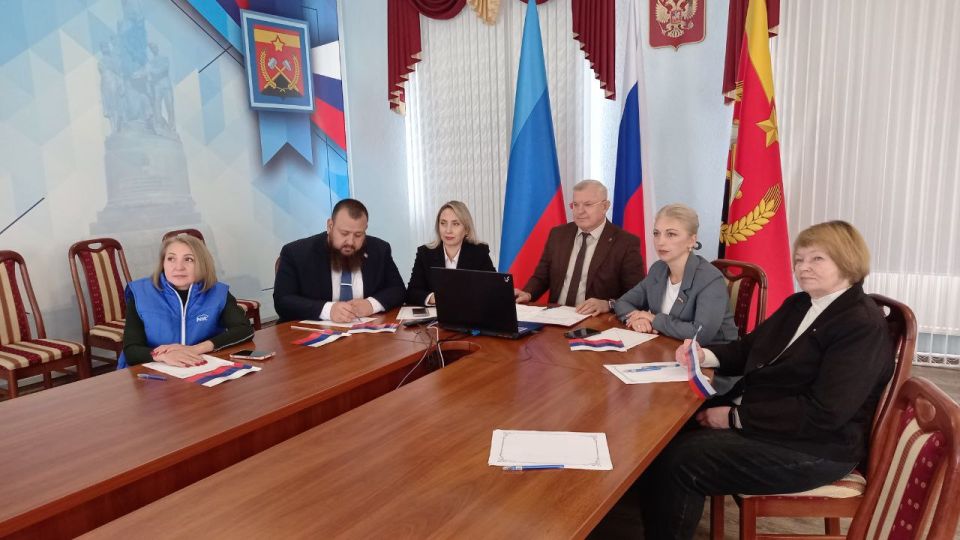 В рамках дружеского телемоста с шефом-регионом Тюменской областью актив местного отделения ВПП «Единая Россия» обсудили планы на дальнейшее сотрудничество и развитие нашего региона в аспекте содружества молодёжных... В рамках дружеского телемоста с шефом-регионом Тюменской областью актив местного отделения ВПП «Единая Россия» обсудили планы на дальнейшее сотрудничество и развитие нашего региона в аспекте содружества молодёжных...