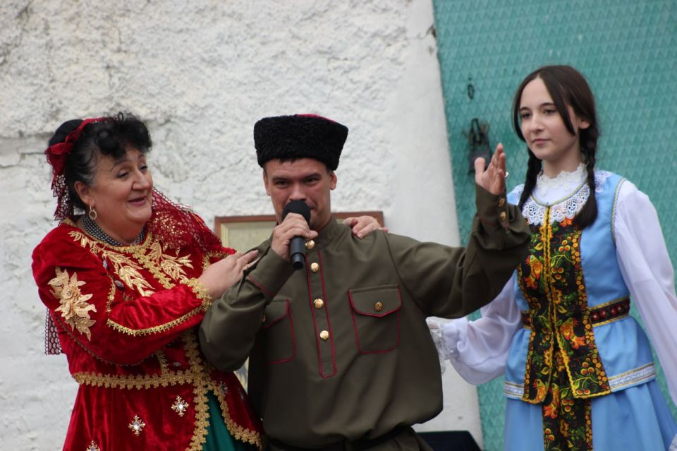 Делимся атмосферой праздника! Настоящий казачий дух — в звонких песнях, задорных танцах, ярких костюмах Делимся атмосферой праздника! Настоящий казачий дух — в звонких песнях, задорных танцах, ярких костюмах