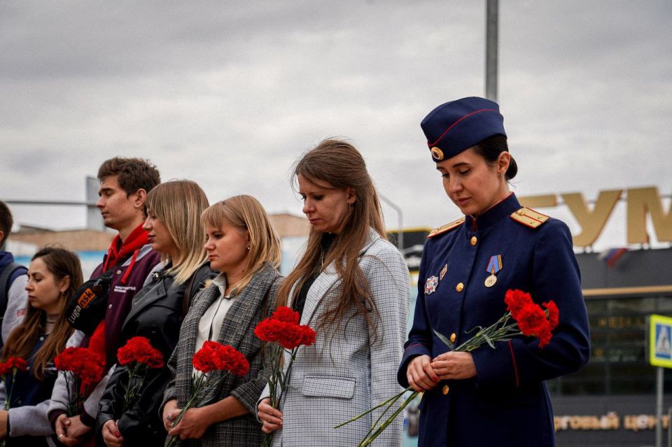 В ознаменование Дня воссоединения сотрудники ГБУ ЛНР «МФЦ» почтили память героев, возложив цветы к монументу «Они отстояли Родину» В ознаменование Дня воссоединения сотрудники ГБУ ЛНР «МФЦ» почтили память героев, возложив цветы к монументу «Они отстояли Родину»