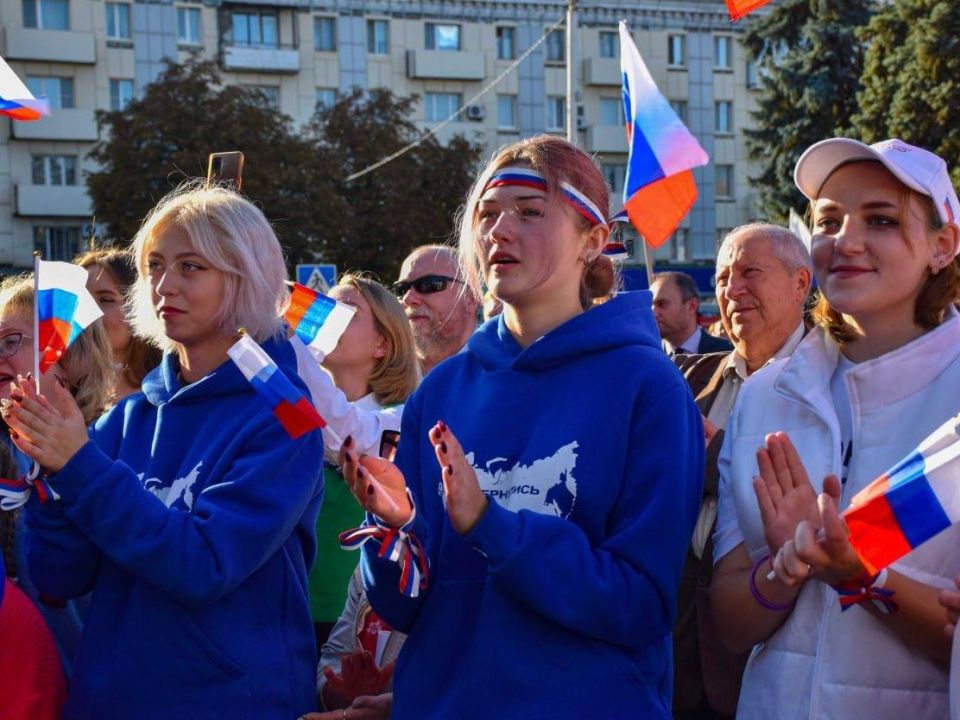 Василий Носков: Сегодня мы вместе со всей страной отмечаем значимую дату: 30 сентября – День воссоединения ДНР, ЛНР, Запорожской и Херсонской областей с Россией! Целых три года мы вместе строим новую историю, полную планов... Василий Носков: Сегодня мы вместе со всей страной отмечаем значимую дату: 30 сентября – День воссоединения ДНР, ЛНР, Запорожской и Херсонской областей с Россией! Целых три года мы вместе строим новую историю, полную планов...