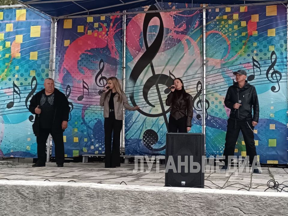 В Ровеньках состоялся праздничный концерт В Ровеньках состоялся праздничный концерт