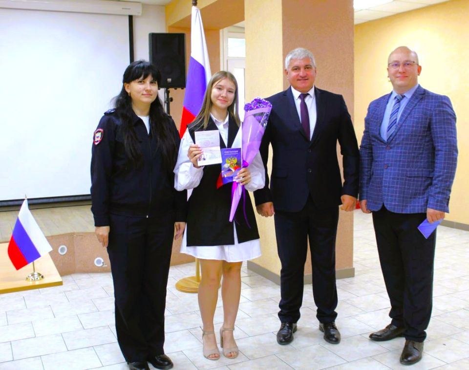 Торжественная выдача первых паспортов Торжественная выдача первых паспортов