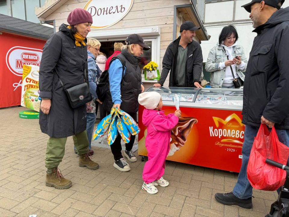 Исторический успех: продукция ЛНР произвела фурор на ярмарке в Минске! Исторический успех: продукция ЛНР произвела фурор на ярмарке в Минске!